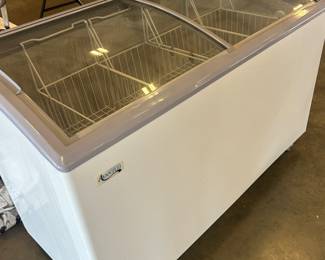 AVANTCO  freezer with trays