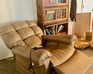 *PRE-SALE: Golden Technologies MaxiComfort Series LIFT CHAIR / RECLINE CHAIR. Like New Condition. Retail is +$2000. Local Pickup Only. Easy Walk Out Basement. $555