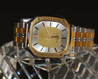 Men's Two Tone Stainless Steel Baume-Mercier Watch 943674 Ref# 4100.018 
Two Tone Signed Band with Deployment Buckle. Comes with booklet and Fold over file holder. Not running at time of listing, needs service. Engraved on back.