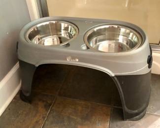 Elevated Pet Feeder