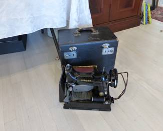 Antique Singer featherweight sewing machine with original case