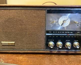 Vintage Llyod's AM/FM clock radio