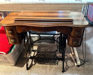 Vintage trundle, sewing machine