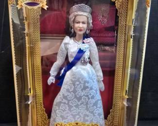 TA140BarbieQueen Elizabeth II. NIB