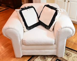 Extra Clean/Comfortable White Club Chair w/Pillows

