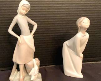 LLadro Girl With Milk Pail Kissing Girl