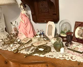 A lady’s dresser