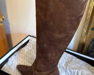 SIZE 7 WOMENS BOOT