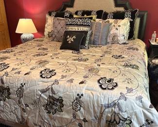 BRAND NEW BEAUTIFUL COMFORTER WITH DECORATIVE PILLOWS