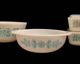 010 Pyrex Amish Butterprint Nesting Bowls Refrigerator Dishes, and Frost Garland Promo Casserole Dish