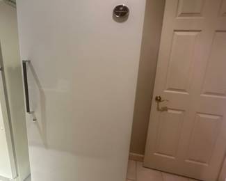 Upright freezer 