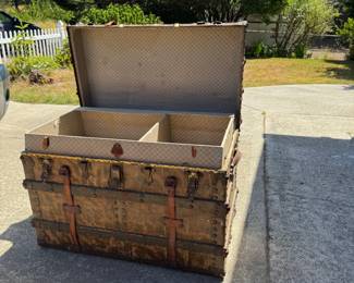 Same trunk showing included inner tray