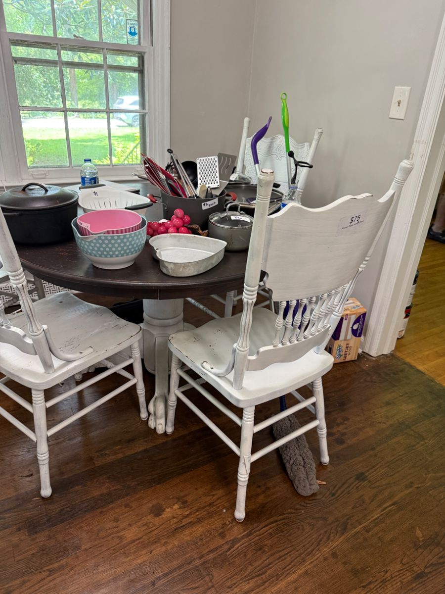 Dining set with clawfoot table