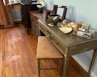 Lots of decorative items