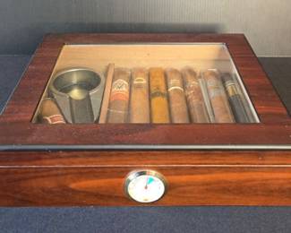 Wood cigar humidor