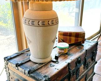 Table lamp + trunk