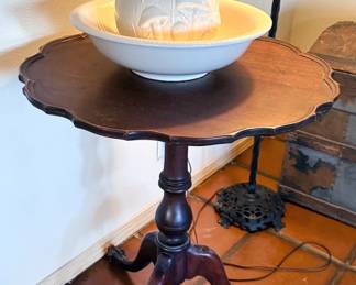 Pedestal table, wash basin + pitcher