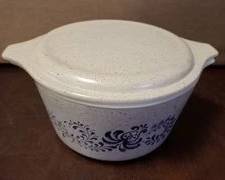 Vintage Pyrex 1 qt Round Casserole Dish with Lid, Homestead Pattern Designed by Estelle Rothstein