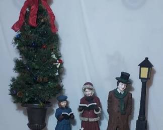 Outdoor Christmas Topiary With Dickens Carolers Figurines