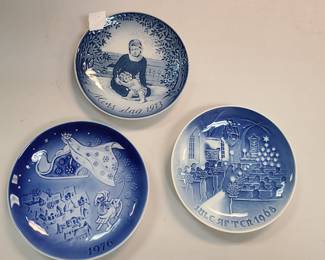 vintage holiday Christmas plates