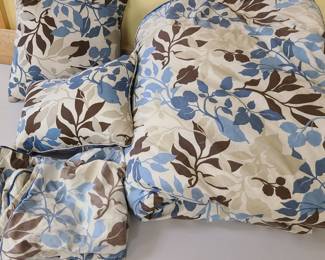 comforter, pillow  and shams