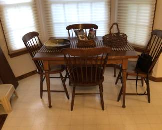 Kitchen table with 4. Hairs and leaf