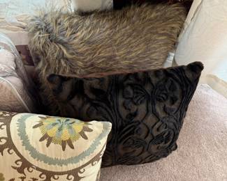 Pillows (faux fur).