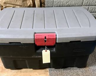 Rubbermaid lockable chest