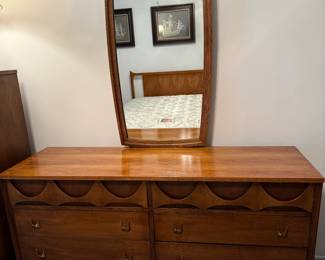 Broyhill Brasilia Long Dresser w/mirror. Excellent Condition.