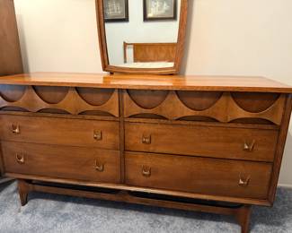 Broyhill Brasilia Long Dresser w/mirror. Excellent Condition.