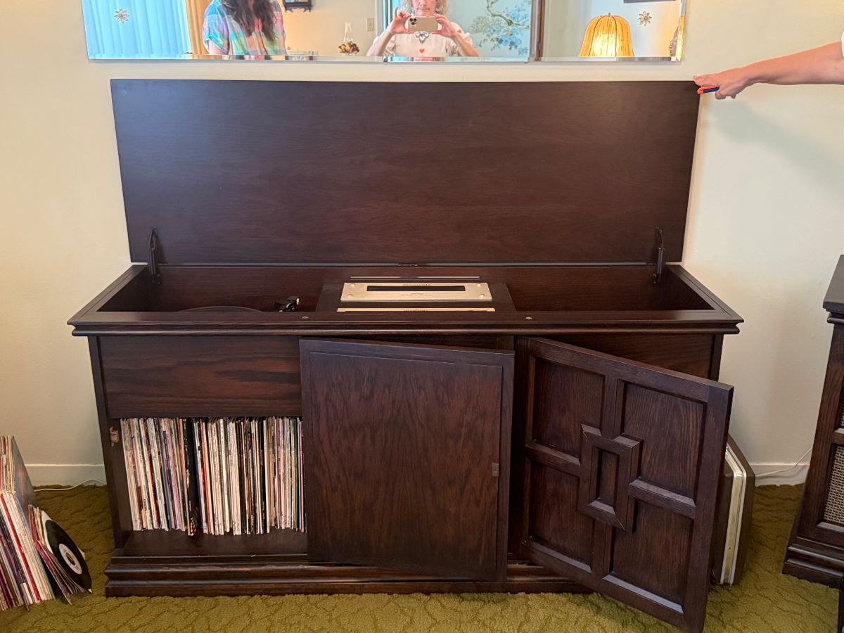 Gorgeous Marantz HiFi Stereo System and Console in pristine condition.