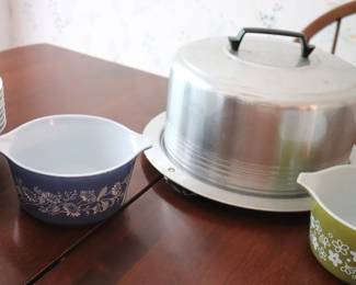 Regal Ware Silver Aluminum Locking Cake Carrier & VINTAGE Pyrex Colonial Mist Blue White Daisy