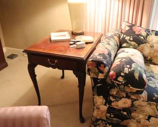 Hickory Chair Co. Traditional Queen Anne Mahogany Single Drawer Accent / Side Tables