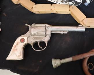 Vintage HUBLEY TOY WESTERN GUN PISTOL TOY