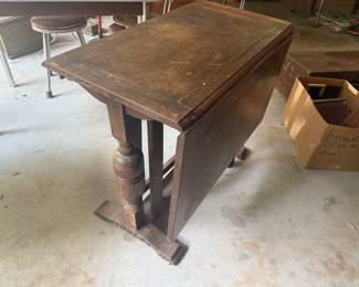 Drop leaf Table. Missed one side of Drop Leaf but still would be good to use…especially if you’re a booth vendor