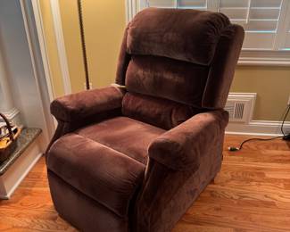 Lift chair in excellent condition with original paperwork & receipt