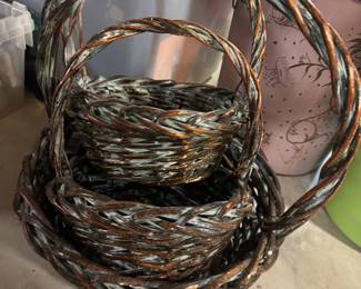 There are too many baskets to count!