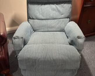 Great Recliner - not overly large - very comfy