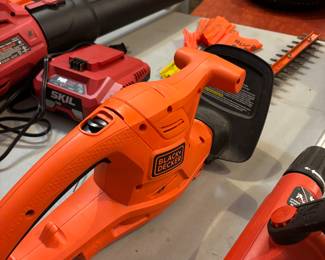 Black and Decker Hedge trimmer - electric