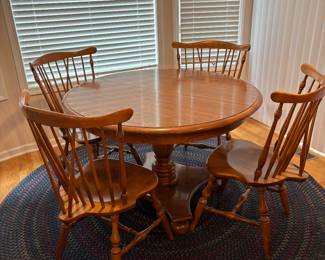 Ethan Allen Maple Round table with 2 leaves and 4 Chairs. Braided circle rug.