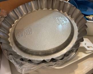Spring baking pans