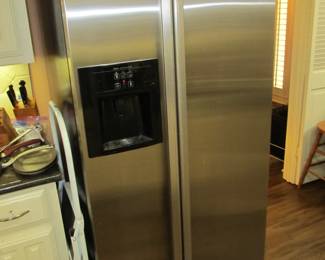 Jenn-Air fridge w/ water and ice