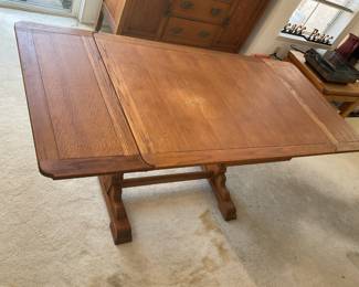 Draw leaf table with leaves pulled out