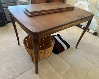 Sweet table with two leaves ripe for refinishing, restoring