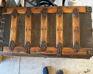 Top of trunk would make side great table with glass top