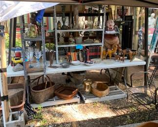 Figurines & Baskets