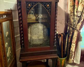 Regina Upright Coin Operated 7 Song Music Box with 20 Disc