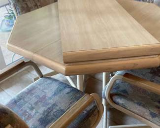 Round Kitchen Table And Chairs