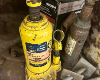 Hydraulic bottle jacks