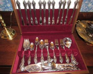 Modern 90 piece plated set with several serving pieces